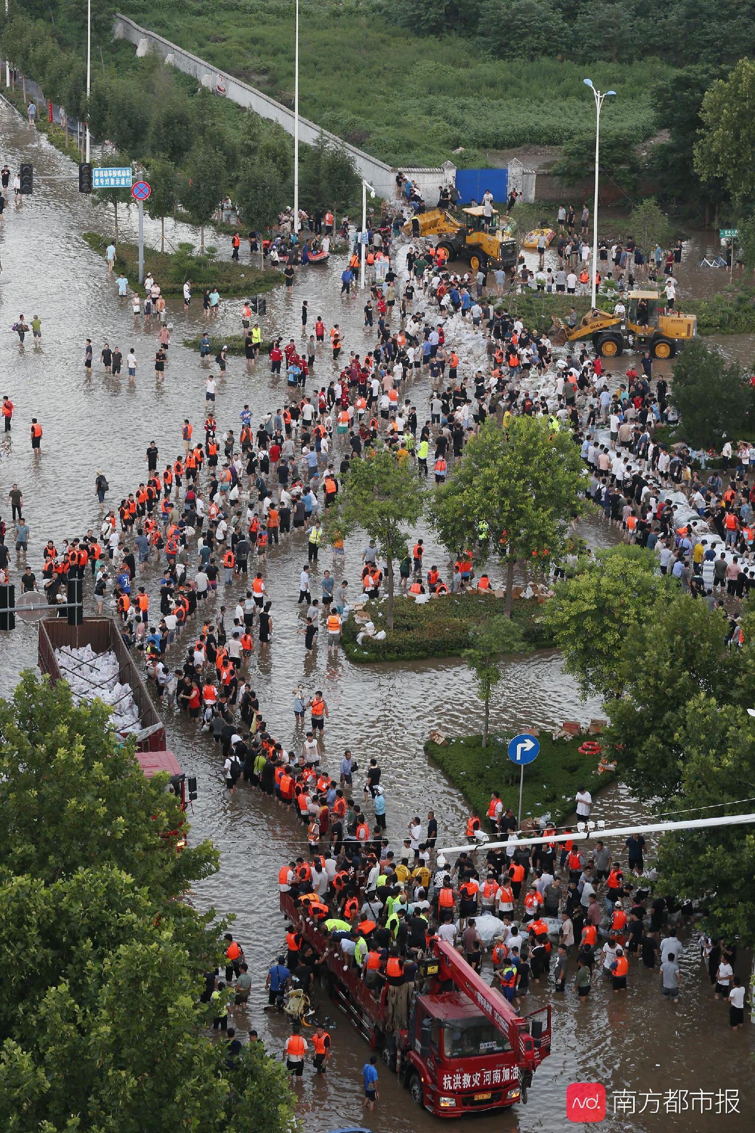 新乡水位下降,消防战士抢险救灾累得躺倒车旁