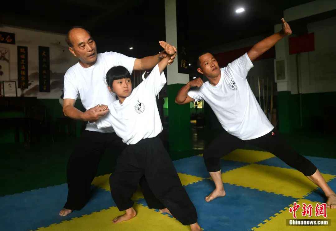 海外粉丝“云上”学鹤拳:疫情也拦不住老外学武术!
