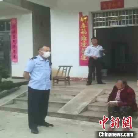 民警潘友富走访排查寻亲线索。京山市公安局供图  兄妹失散三十年 湖北京山警方助其团聚