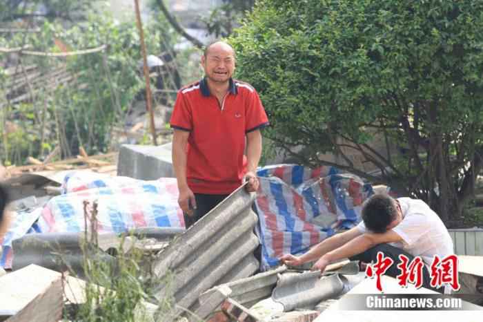 2008年5月16日,汶川县映秀镇两位居民看着地震后被毁的家园,不禁痛哭失声。中新社记者 盛佳鹏 摄
  汶川地震十二年:遥忆悲伤,记住灾难中不屈的精神