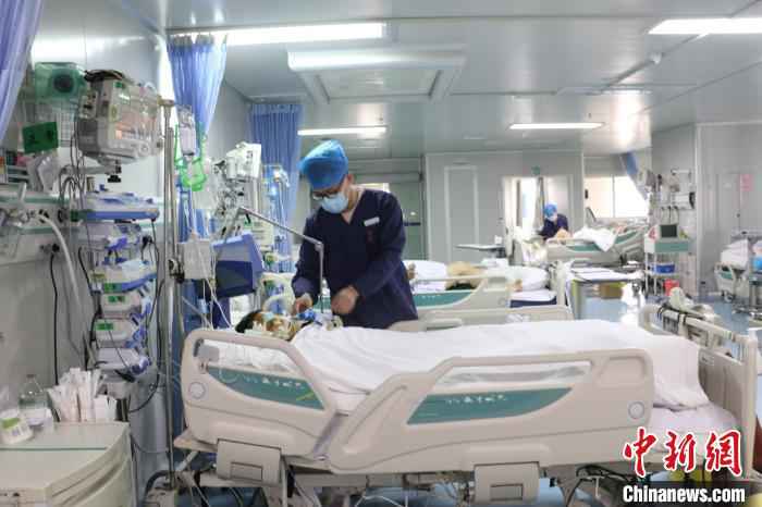 图为柳州市人民医院ICU男护士唐天泽在护理病患。 林馨 摄  广西男护士:从不被理解到认同 职业不分性别