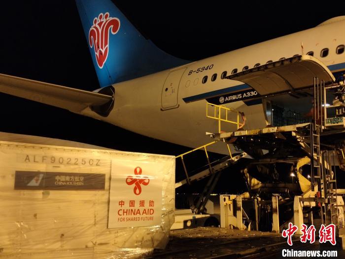 中国向东盟国家派遣首支抗疫医疗队。图为一批医疗物资在上海浦东机场装上包机。南方航空供图  中国向东盟国家派出首支抗疫医疗队