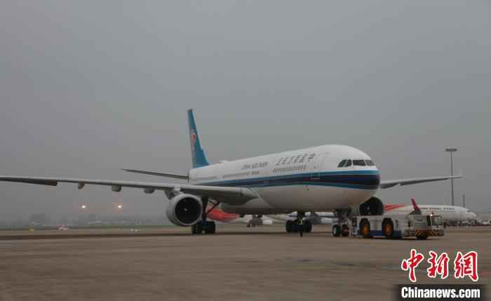 中国南方航空公司包机护送由中国政府派遣赴柬埔寨的抗疫医疗专家组由南宁吴圩机场飞往柬埔寨。南方航空供图  中国向东盟国家派出首支抗疫医疗队
